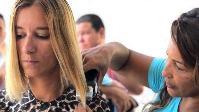 ONG promove corte de cabelo gratuito na Escola Salathiel 