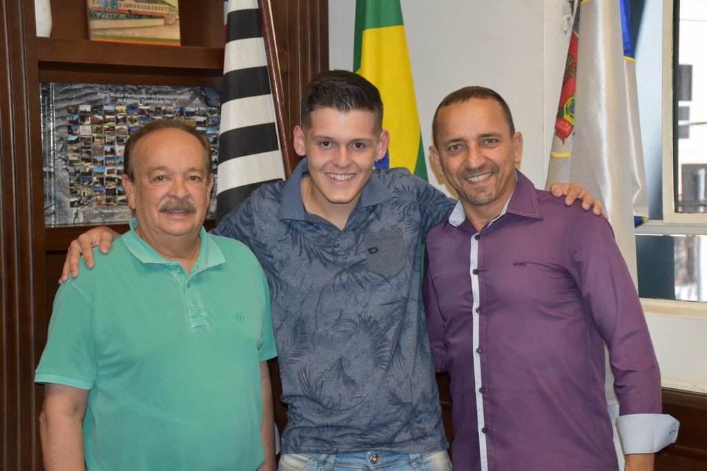 Adolescente que sonha tornar-se vereador conhece a Câmara de Itu