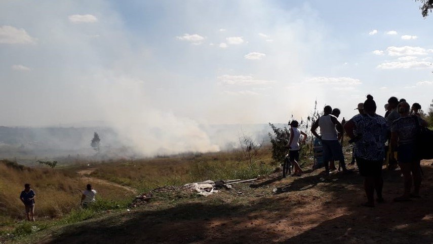Pai de deputado é hostilizado por invasores de terreno na Vila Martins