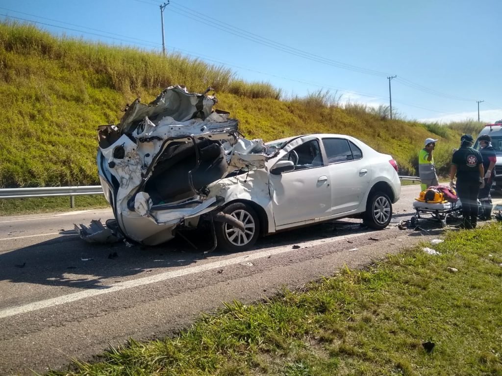 Motorista perde o controle e capota na SP_75