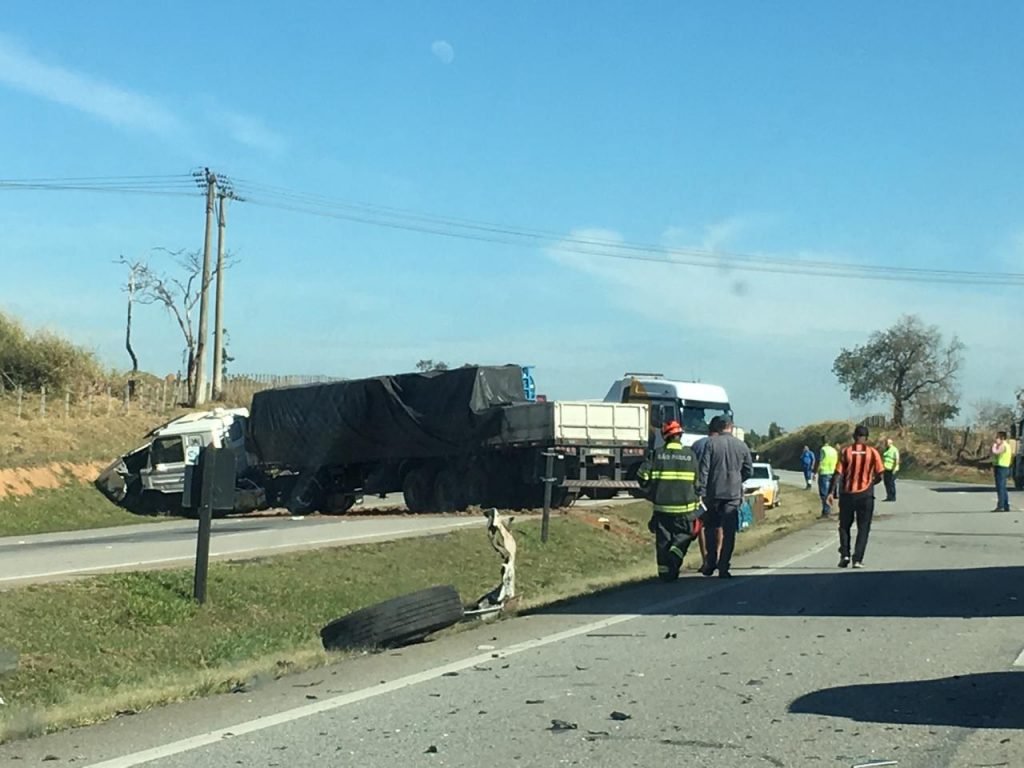 Carreta atravessa pista e atinge carro de frente