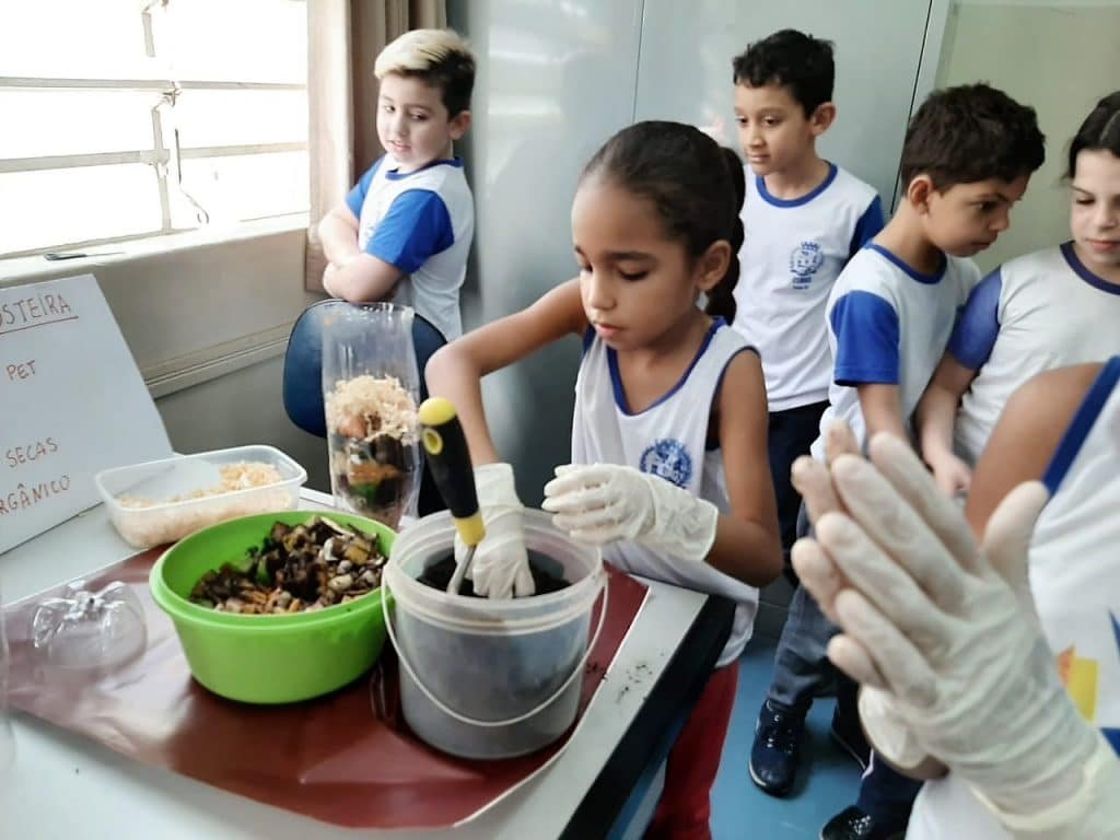Alunos da rede municipal aprendem técnicas de compostagem